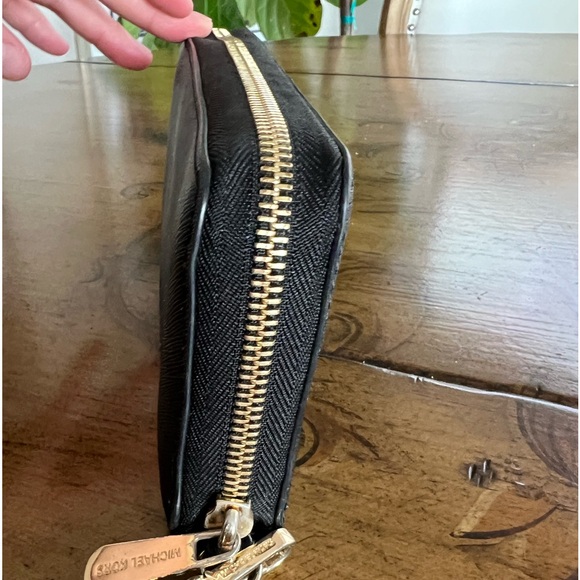 Michael Kors wristlet - Picture 5 of 9